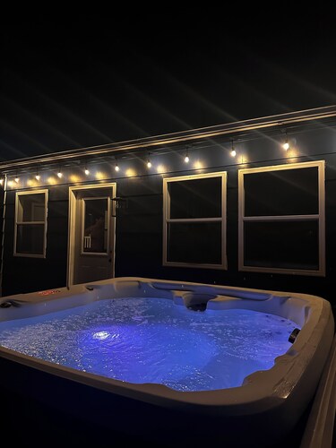 Ankeny’s Best/Hot tub/Theatre Room/Game Room