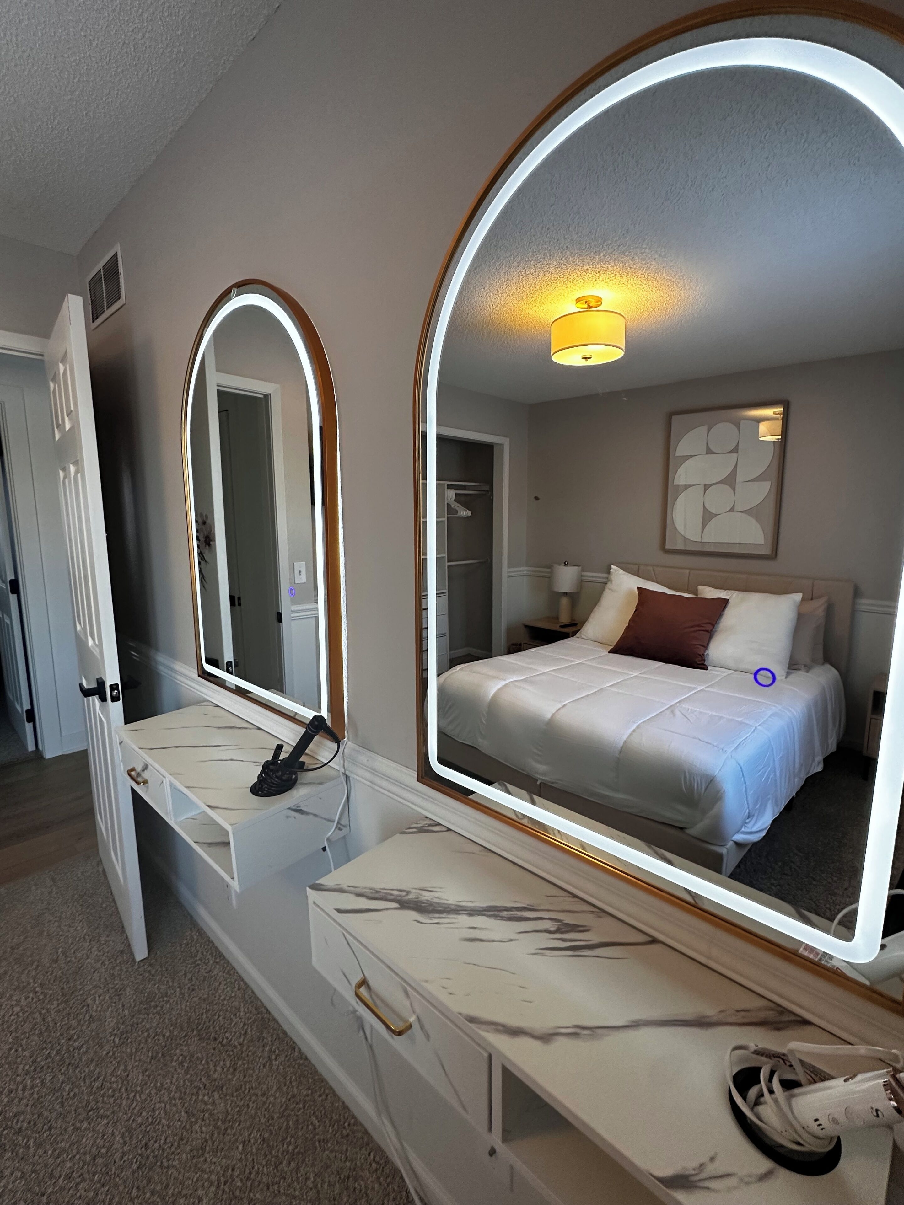 Planxa i posts de planxar, wifi i roba de llit 