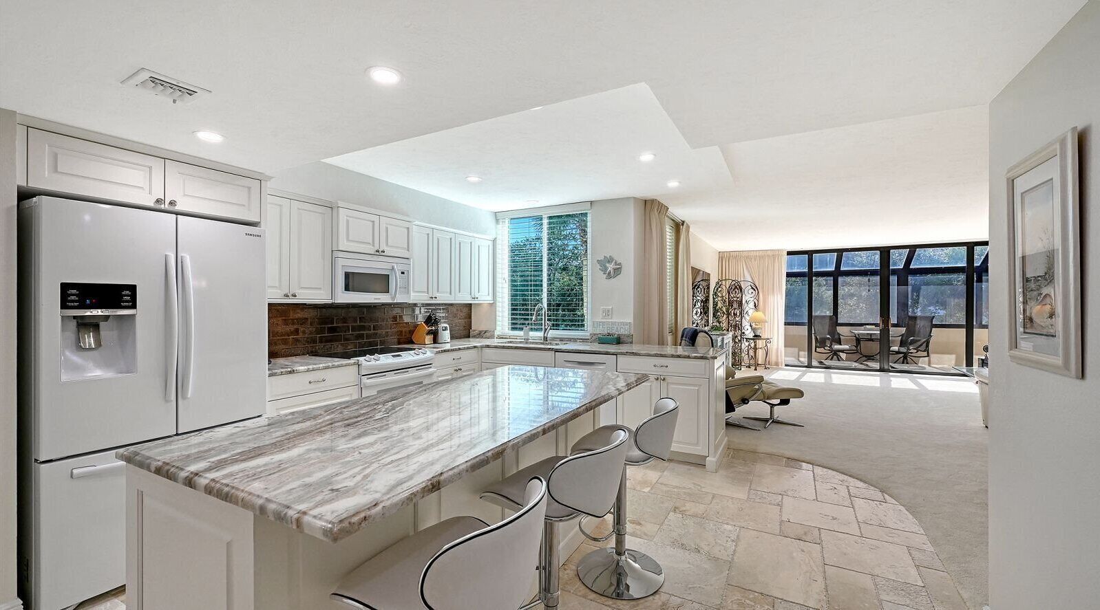 Kjøleskap, mikrobølgeovn, kokeplater og oppvaskmaskin