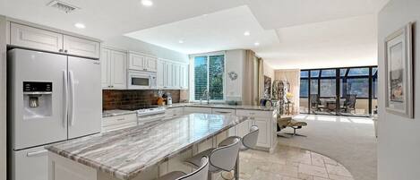 ثلاجة، ميكروويف، موقد طهي مسطح، غسالة أطباق