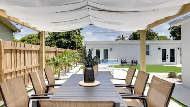 Outdoor dining - Lytle Palm Villa - Beautiful Courtyard (West Palm Beach)