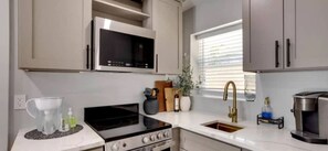 Frigorifero, microonde, forno, piano cottura