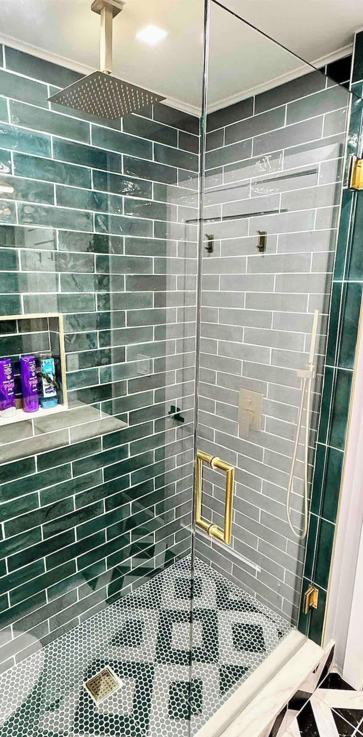 Een douche, een haardroger, handdoeken, shampoo