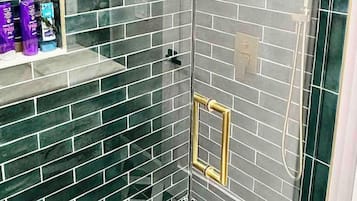 Een douche, een haardroger, handdoeken, shampoo