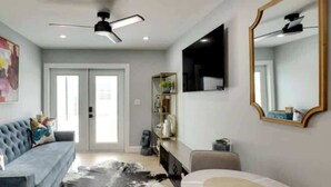 Living area - Lytle Palm Villa - Beautiful Courtyard (West Palm Beach)
