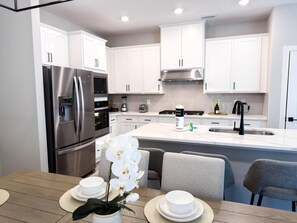 Coffee/tea maker, fridge, microwave, oven - RV7717SD -Stunning 6Bed Luxury Villa Near Disney (Kissimmee)