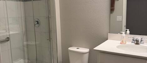 Bruser, hårtørrer, håndklæder, Sæbe