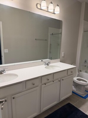 Doccia, asciugacapelli, asciugamani, sapone