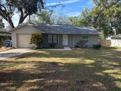 3-bedroom bungalow in serene Minneola with cool AC