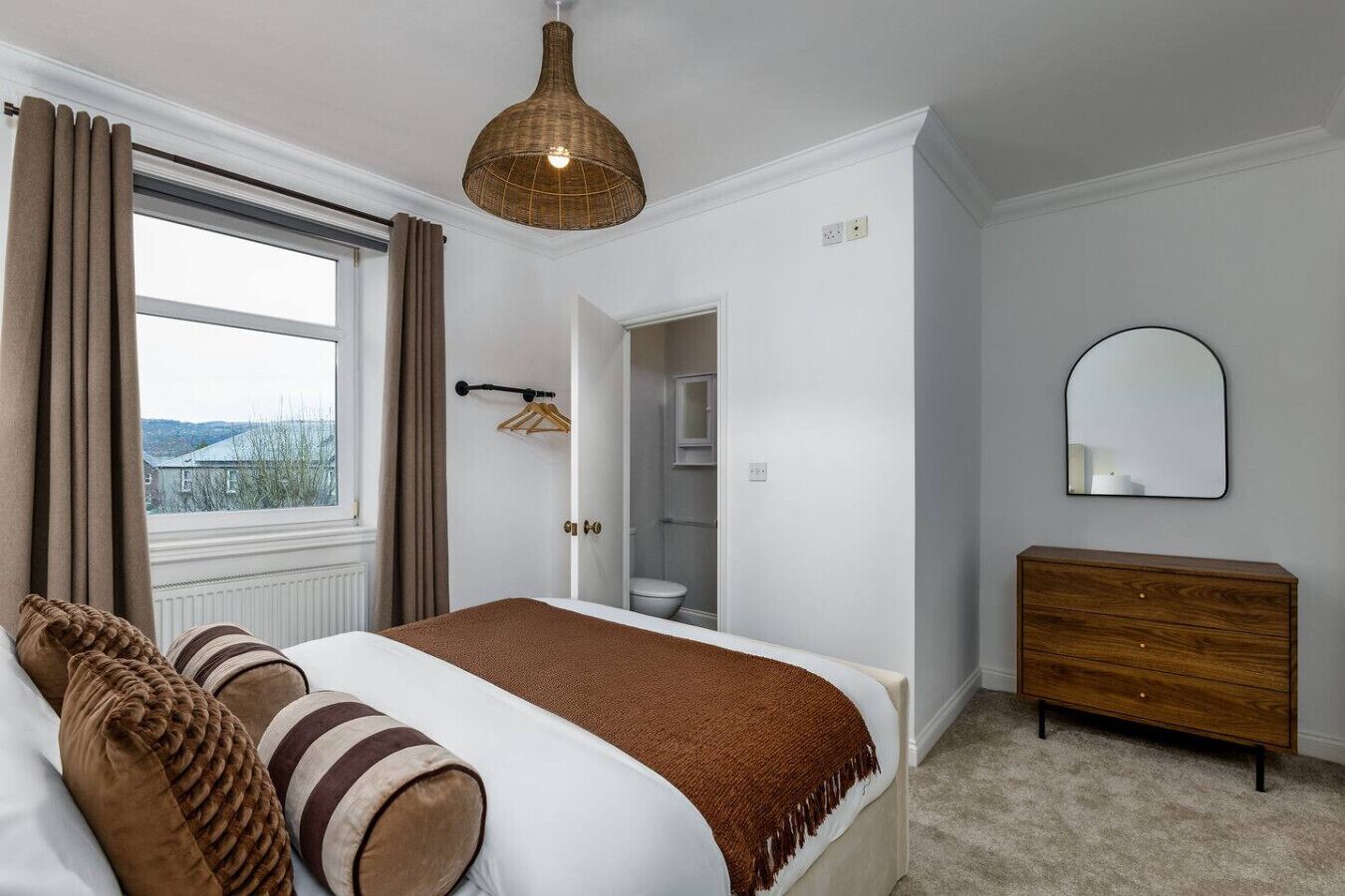 Iron/ironing board, travel cot, WiFi, bed sheets