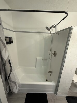 Sèche-cheveux, serviettes fournies, savon, papier toilette