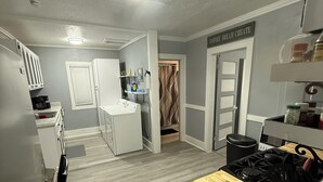 Une cuisine moderne dotée d’un îlot central, d’appareils électroménagers intégrés et d’un plan de travail en bois.