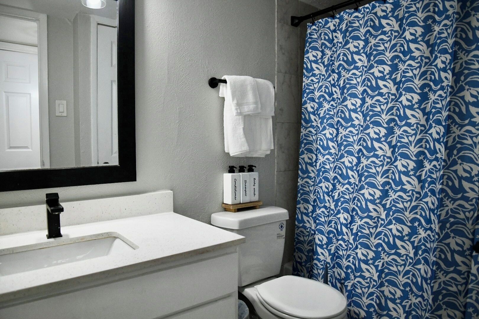 Een haardroger, handdoeken, zeep, shampoo