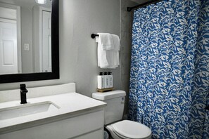 Een haardroger, handdoeken, zeep, shampoo