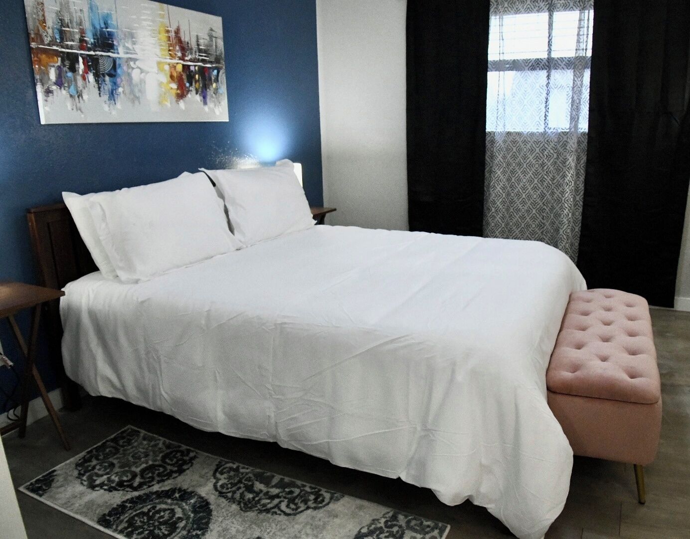 Een strijkplank/strijkijzer, gratis wifi, beddengoed