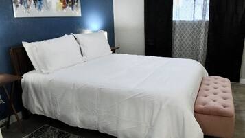 Een strijkplank/strijkijzer, gratis wifi, beddengoed