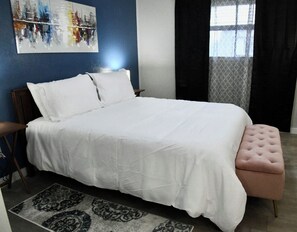 Een strijkplank/strijkijzer, gratis wifi, beddengoed