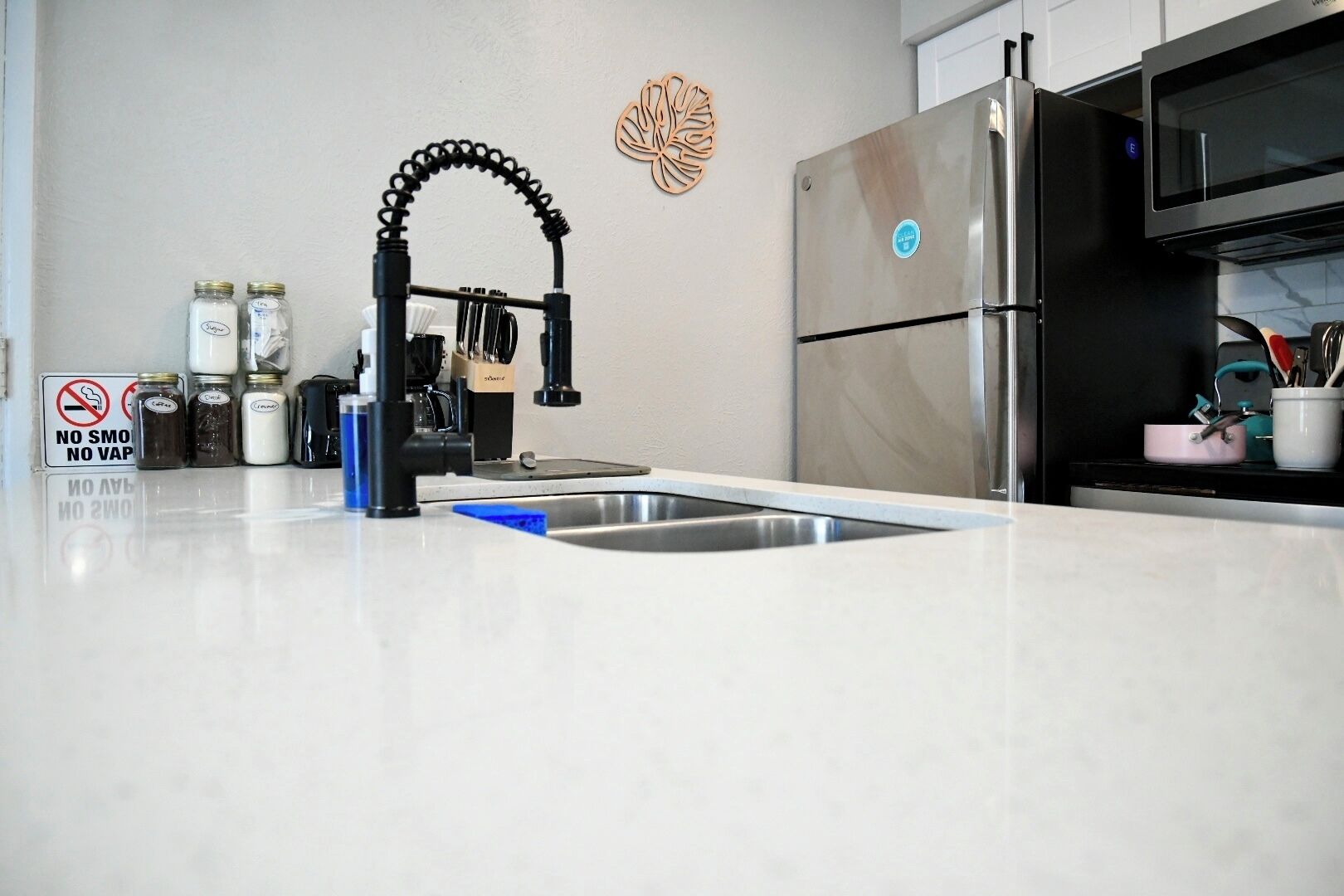 Réfrigérateur, micro-ondes, four, plaque de cuisson