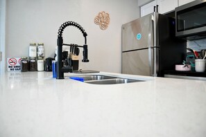 ثلاجة، ميكروويف، فرن، موقد طهي مسطح