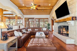 智能電視、書籍、 辦公室