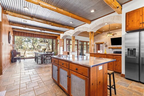 Rustic Retreat - 5 BR, Indoor & Outdoor Events