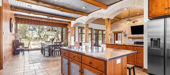 Rustic Retreat - 5 BR, Indoor & Outdoor Events