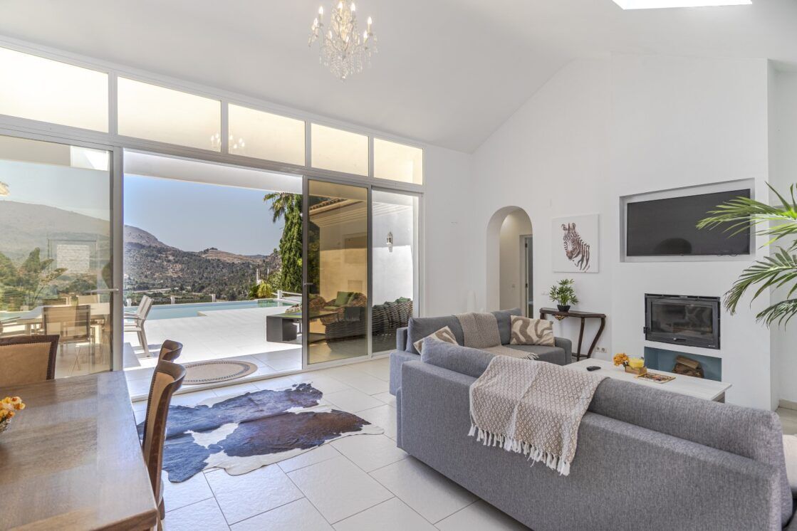 Smart TV, fireplace, books, stereo