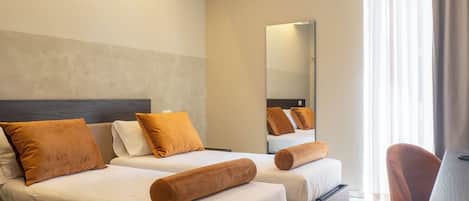 デスク、ノートパソコン用作業スペース、WiFi (無料)