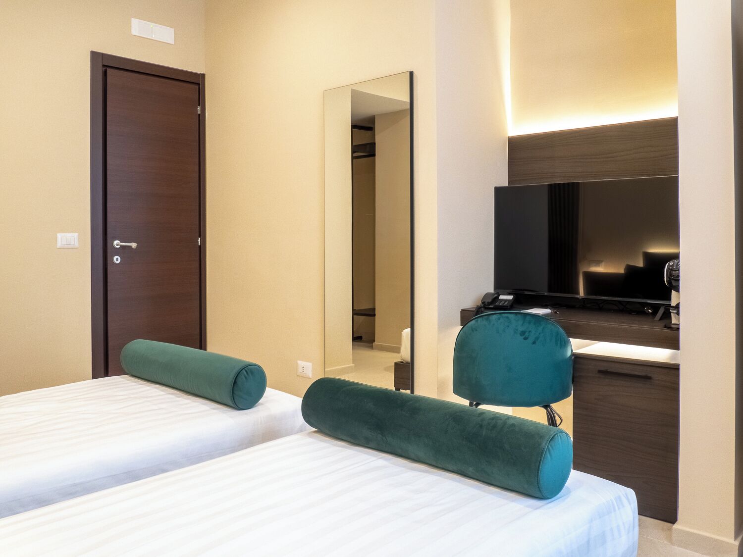 Standard Twin Room | Desk, laptop workspace, free WiFi