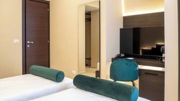 Escritorio, espacio para trabajar con laptop y wifi gratis