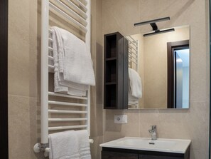 Superior Double Room, Balcony | Desk, laptop workspace, free WiFi - N42 Hotel (Napoli)