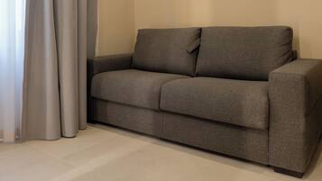 Kamar Quadruple Standar | Meja kerja, ruang kerja ramah laptop, dan Wi-Fi gratis