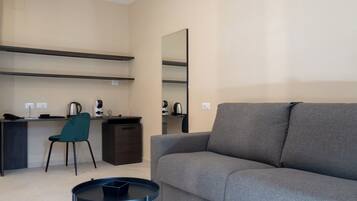 Escritorio, espacio para trabajar con laptop y wifi gratis