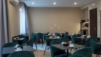 Sudah termasuk sarapan prasmanan setiap hari