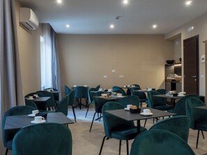Free daily buffet breakfast - N42 Hotel (Napoli)
