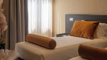 Escritorio, espacio para trabajar con laptop y wifi gratis