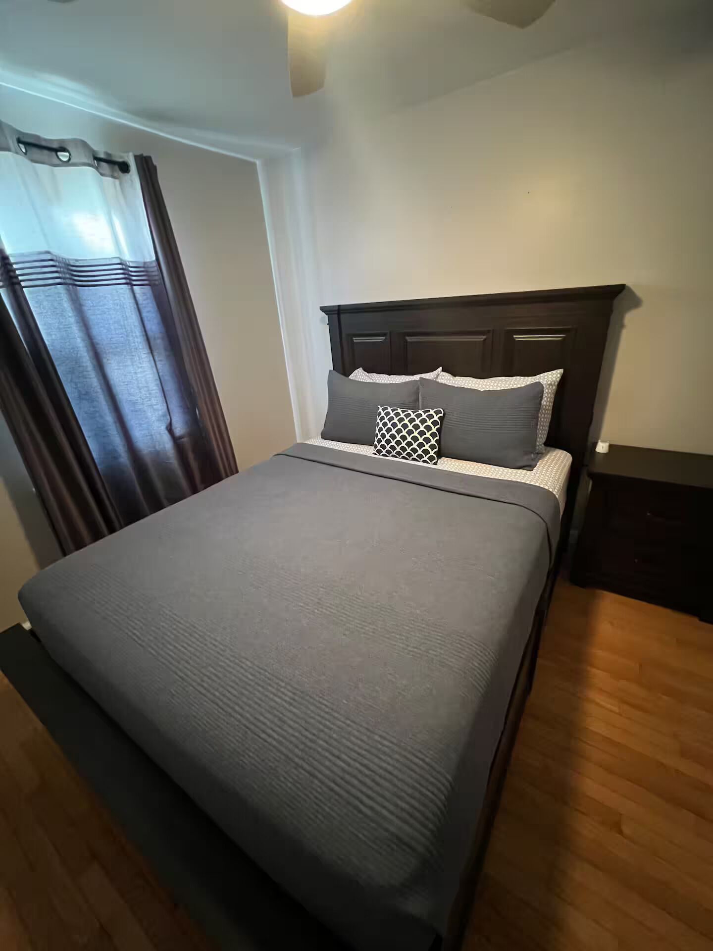 1 habitación, tabla de planchar con plancha, wifi y ropa de cama 
