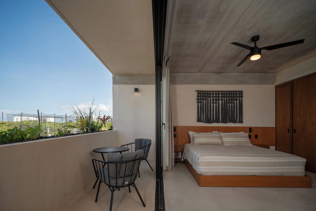 Escritorio, espacio para trabajar con laptop y wifi gratis