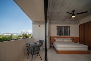 โต๊ะทำงาน, พื้นที่ทำงานแบบใช้แล็ปท็อป, Wi-Fi ฟรี