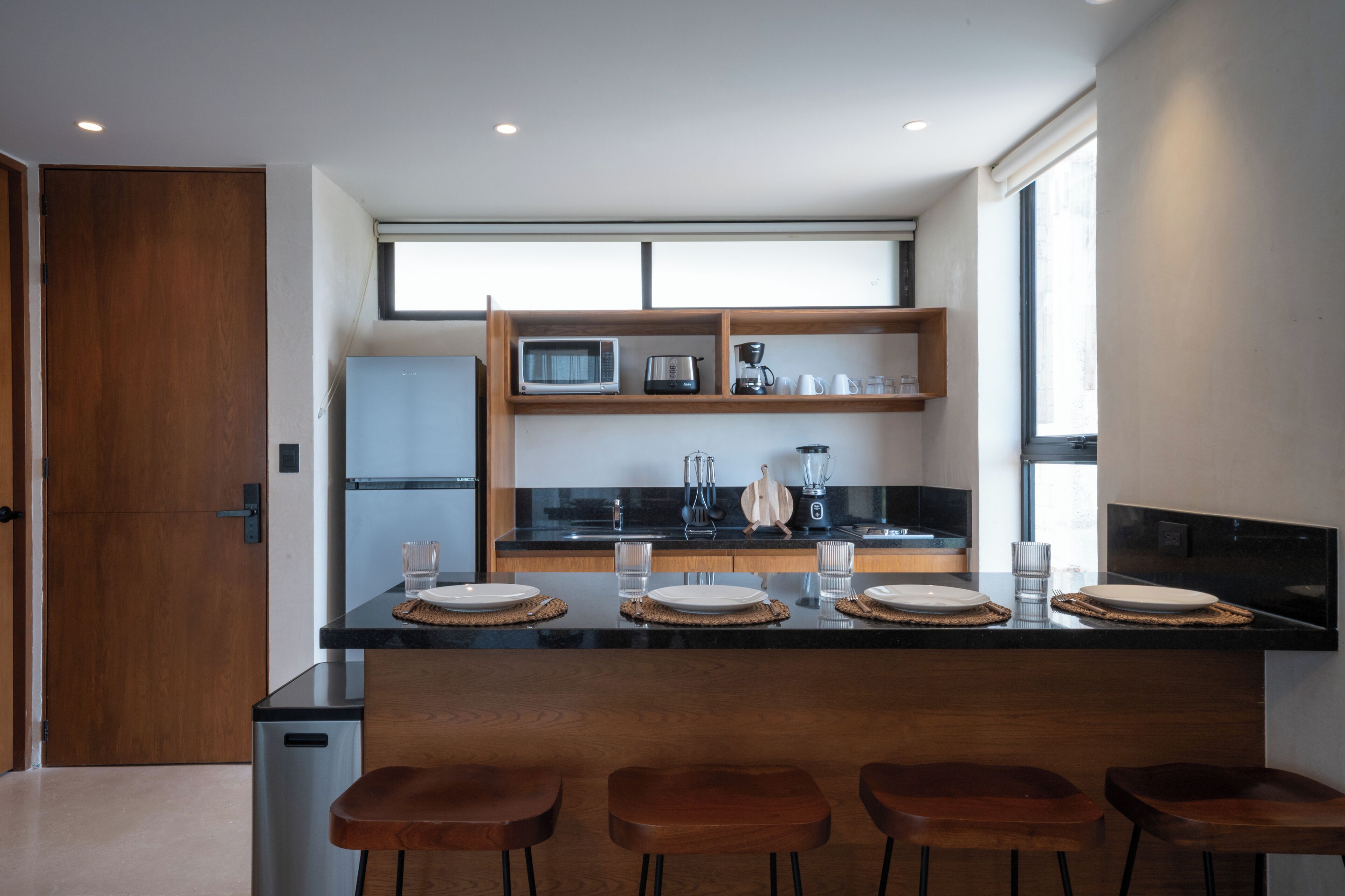 Jääkaappi, mikroaaltouuni, liesi, keittoastiat/astiat/ruokailuvälineet