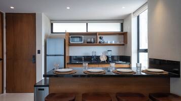 Jääkaappi, mikroaaltouuni, liesi, keittoastiat/astiat/ruokailuvälineet