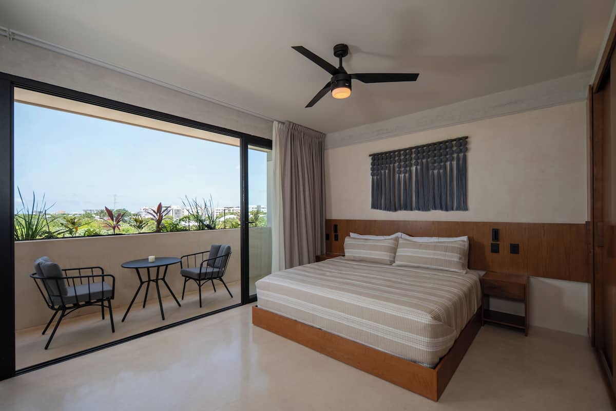 Escritorio, espacio para trabajar con laptop y wifi gratis