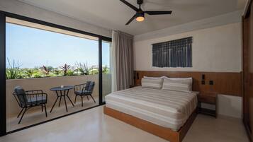 Upper Floor Loft with Jungle View | Schreibtisch, laptopgeeigneter Arbeitsplatz, kostenloses WLAN