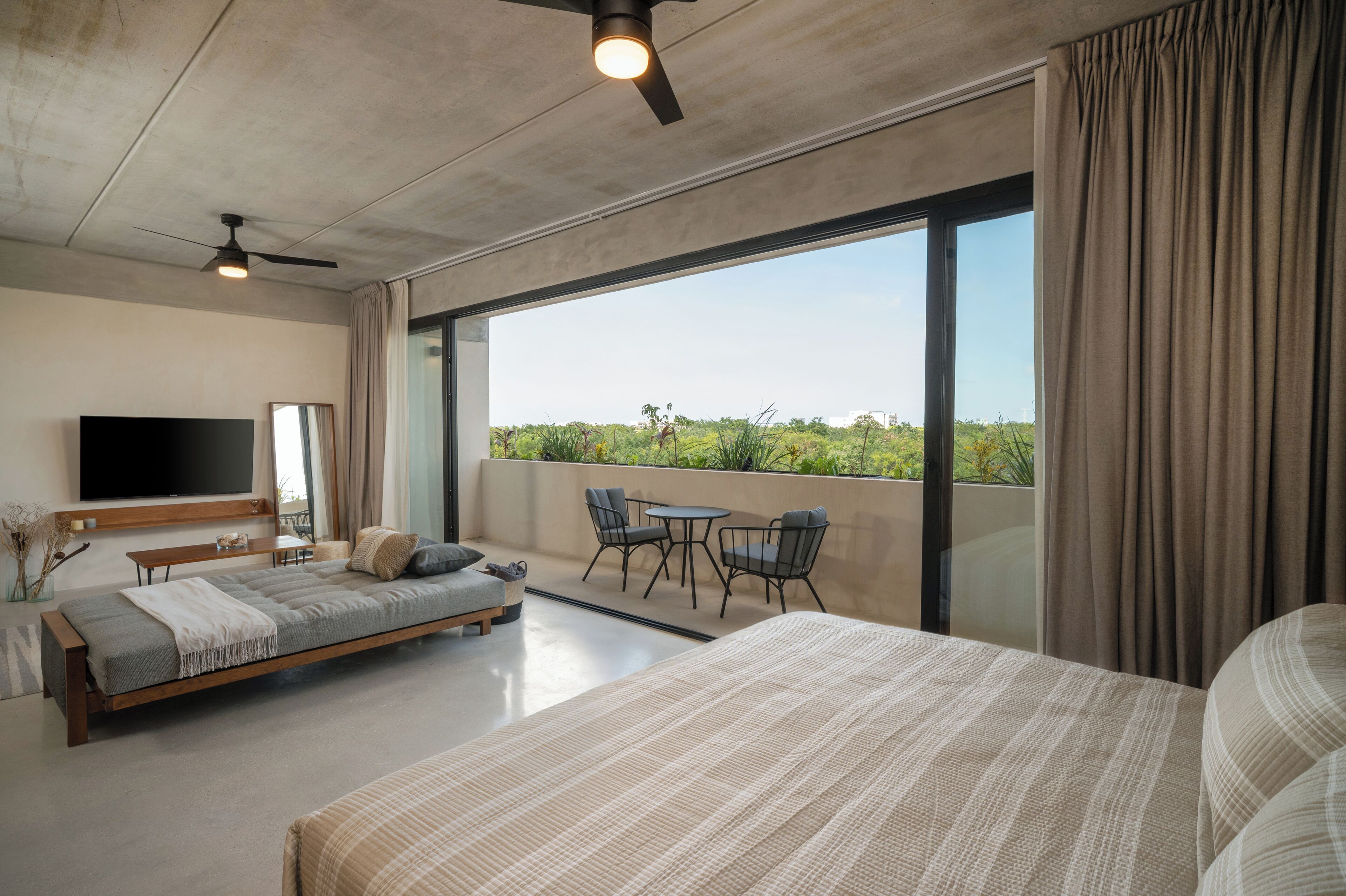 Escritorio, espacio para trabajar con laptop y wifi gratis 