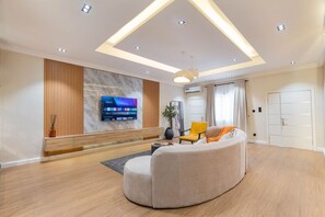 Smart TV - 3 Bedroom En-Suite, Wi-Fi, Secured, 24/7 Power (Lekki)