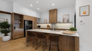 Dishwasher, toaster - Helm Haven Noosa - poolside paradise (Noosaville)