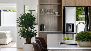 Dining - Helm Haven Noosa - poolside paradise (Noosaville)