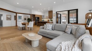 TV - Helm Haven Noosa - poolside paradise (Noosaville)