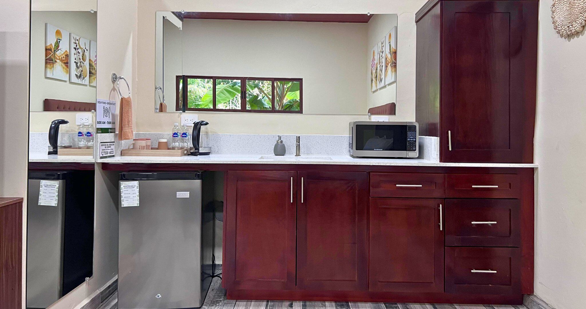 Een microgolfoven, een broodrooster