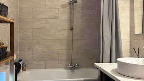 Ein modernes Badezimmer mit Dusche, Toilette und Waschbecken.